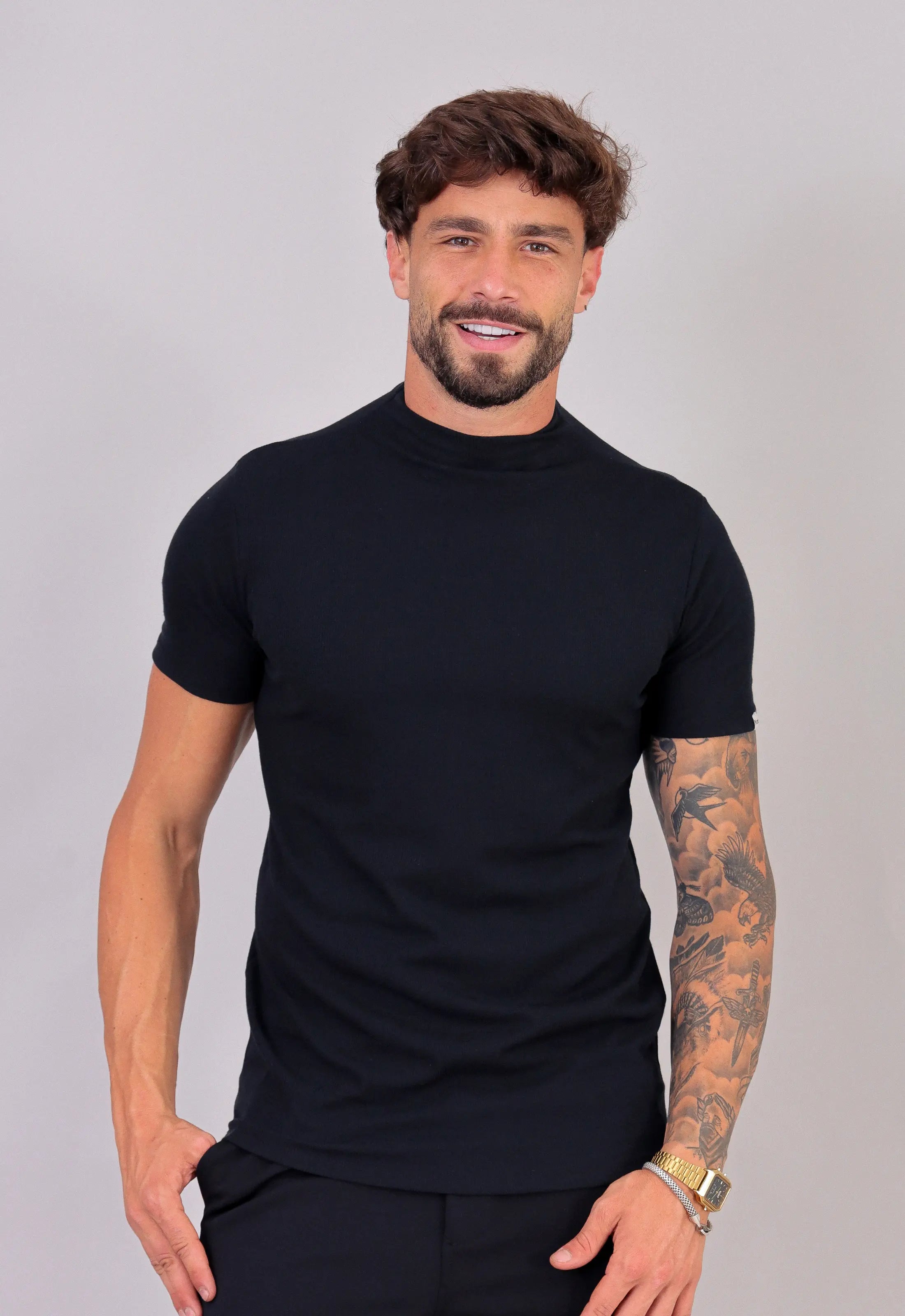 Camiseta Slim Gola Média Preta CW STORE