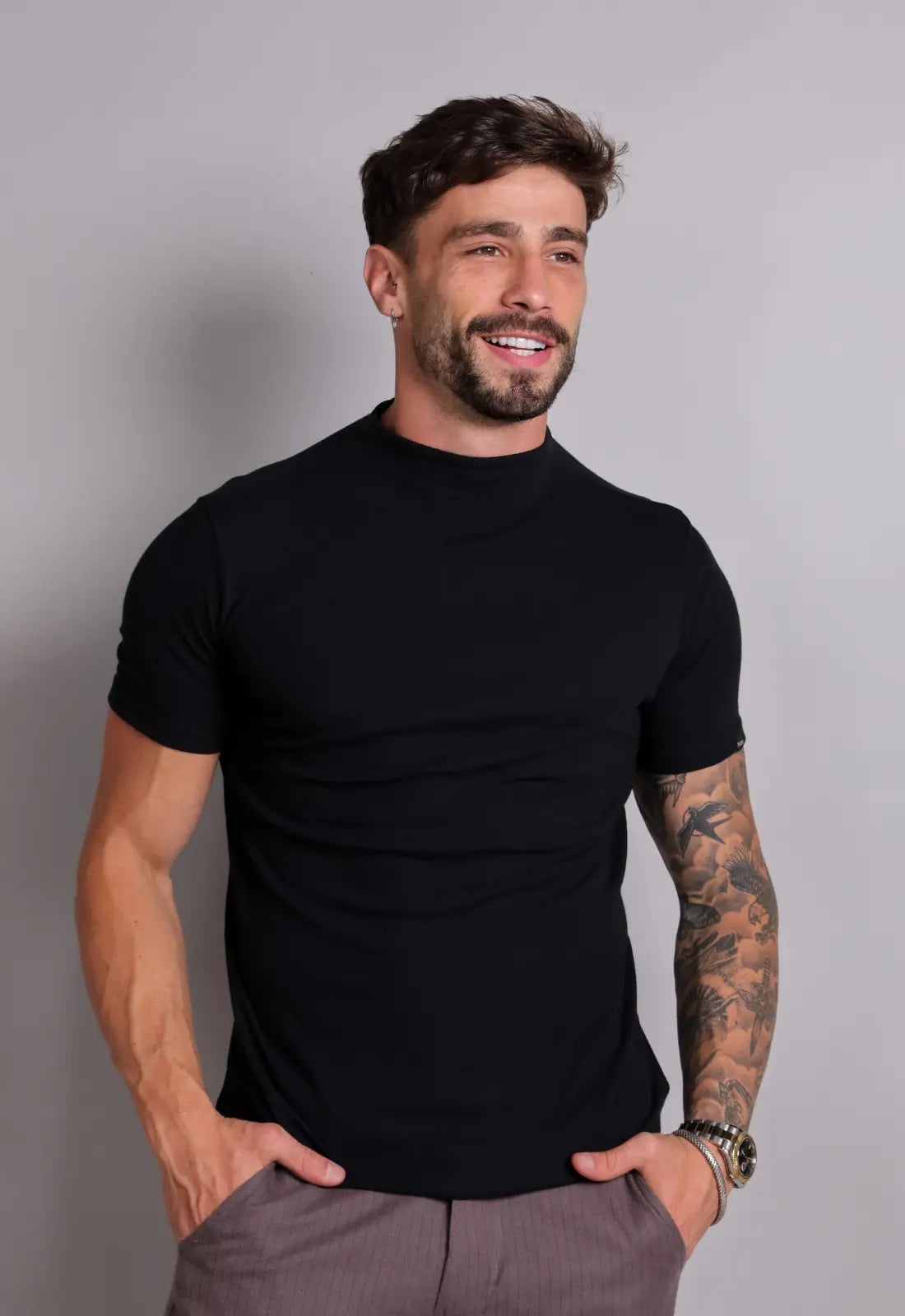 Camiseta Masculina Gola Média Preta - Estilo e Conforto – CW STORE
