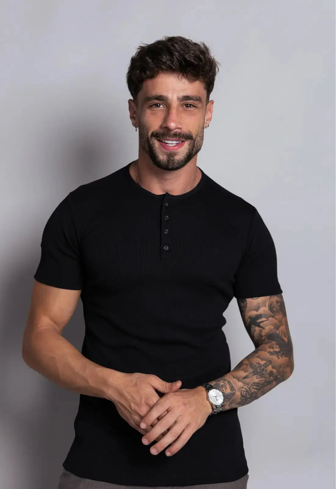 CAMISETA SLIM HENLEY CANELADA PRETA - CW STORE