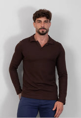 Camisa polo masculina de tricot italiano manga longa na cor marrom, gola aberta, modelagem slim, usada com calça azul — moda masculina CW Store