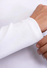 Detalhe do punho e da manga longa canelada da camiseta gola alta branca masculina CW Store, mostrando acabamento da malha