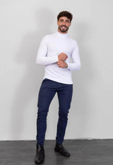 Look masculino completo com camiseta gola alta canelada branca CW Store, calça azul marinho e botas pretas — visual de inverno elegante