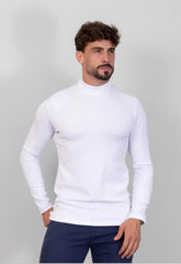 Camiseta masculina gola alta canelada de manga longa na cor branca, modelagem slim, usada com calça jeans azul — moda masculina de inverno CW Store