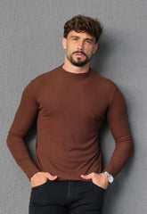 Camiseta masculina slim de manga longa com gola média na cor marrom café, tecido canelado e modelagem ajustada ao corpo — moda masculina CW Store