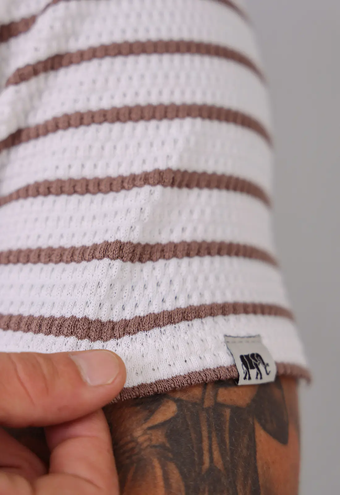 Camiseta Listrada Tricot Touch Marrom CW STORE