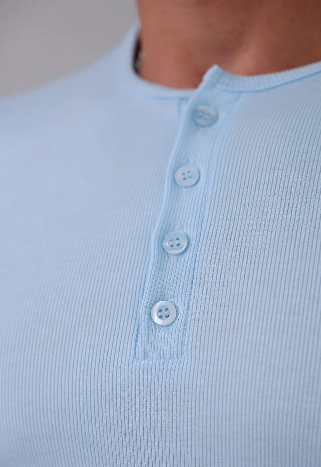Camiseta Henley Canelada Azul Claro CW STORE