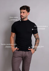 Camiseta Slim Gola Média Preta CW STORE