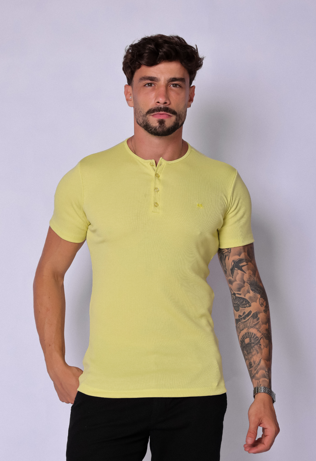 CAMISETA SLIM HENLEY CANELADA AMARELA