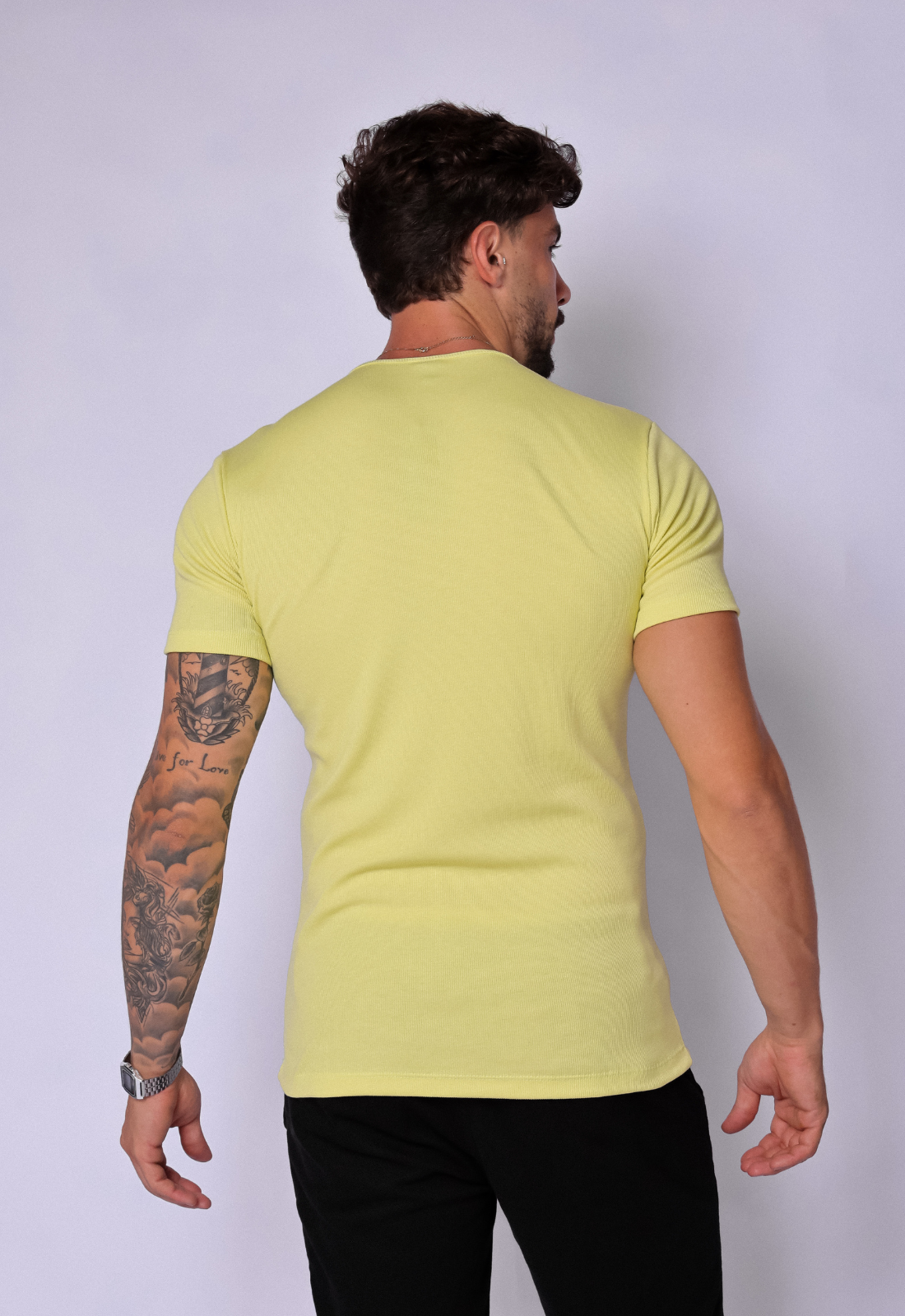 CAMISETA SLIM HENLEY CANELADA AMARELA