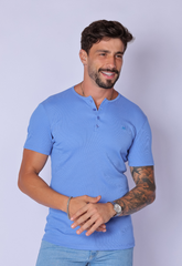 CAMISETA SLIM HENLEY CANELADA AZUL CLARO