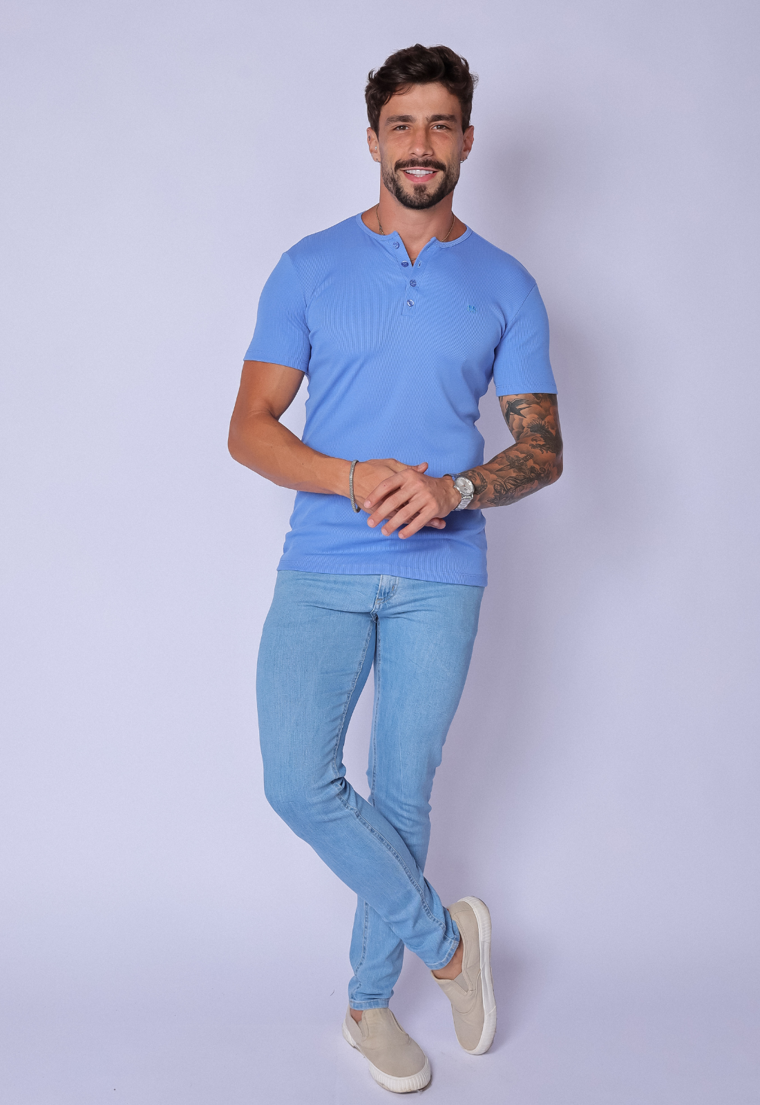 CAMISETA SLIM HENLEY CANELADA AZUL CLARO