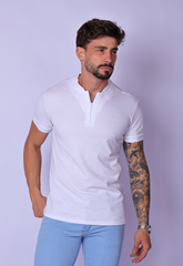 CAMISETA SLIM GOLA PADRE COM ZÍPER BRANCA