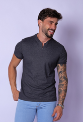 CAMISETA SLIM GOLA PADRE COM ZÍPER CHUMBO