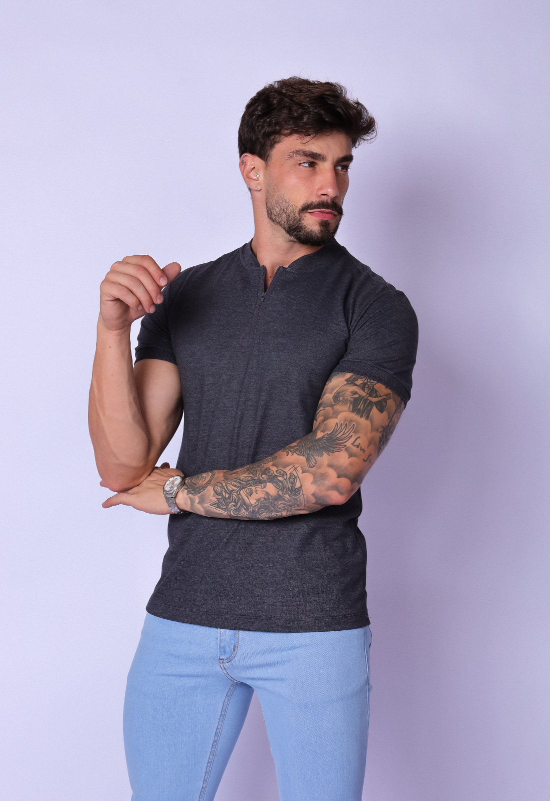 CAMISETA SLIM GOLA PADRE COM ZÍPER CHUMBO