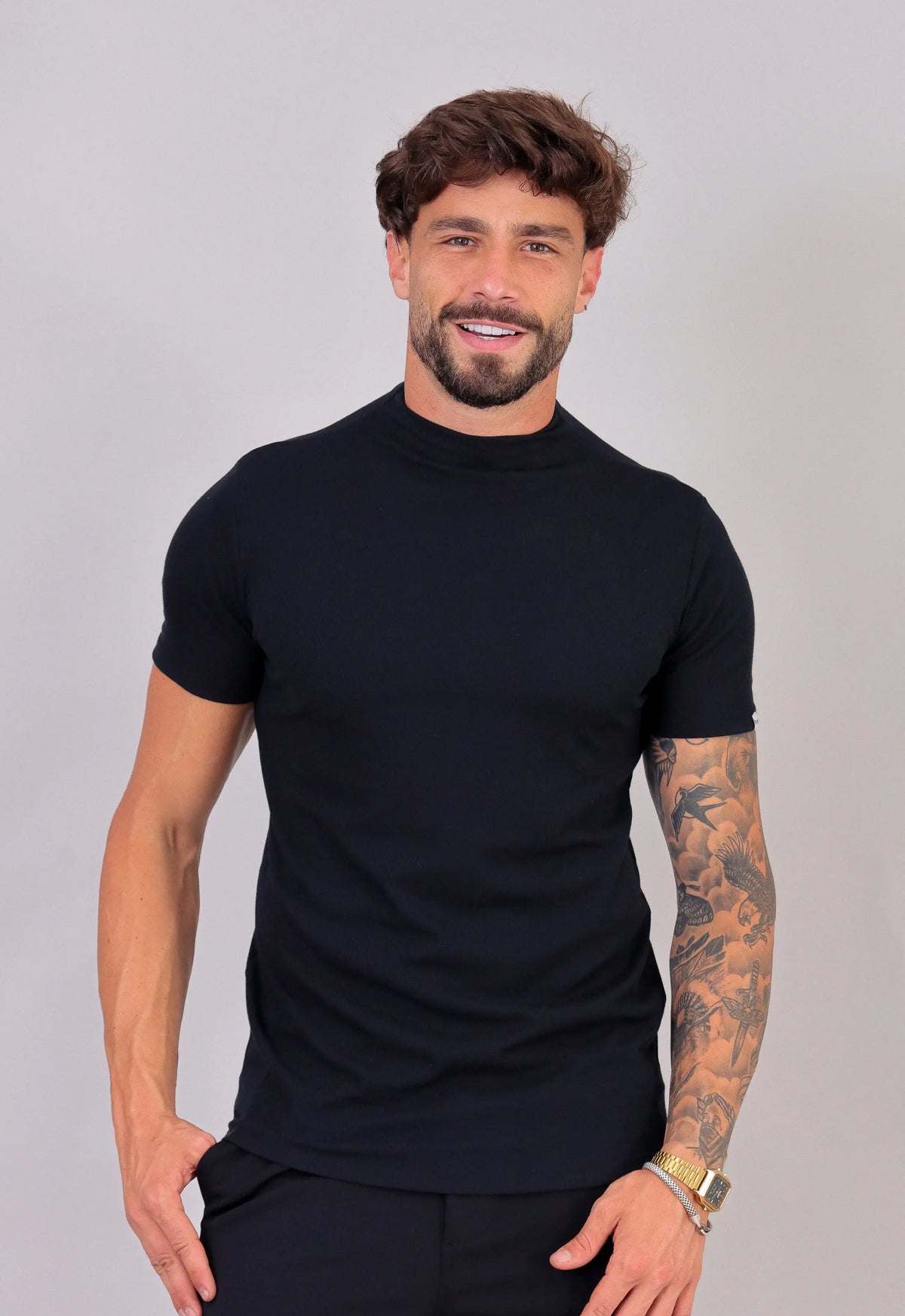 Camiseta Slim Gola Média Preta CW STORE