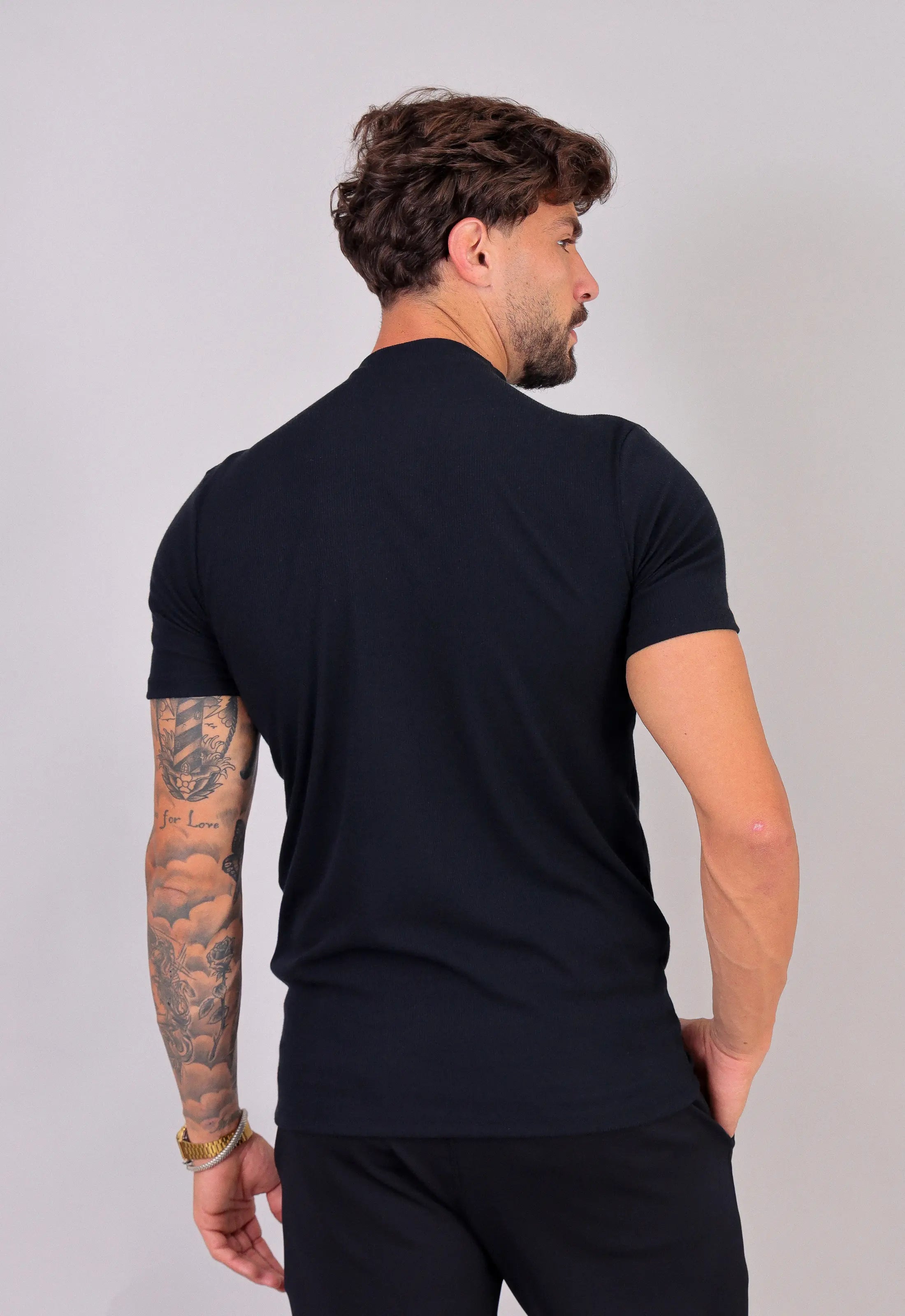 Camiseta Slim Gola Média Preta CW STORE