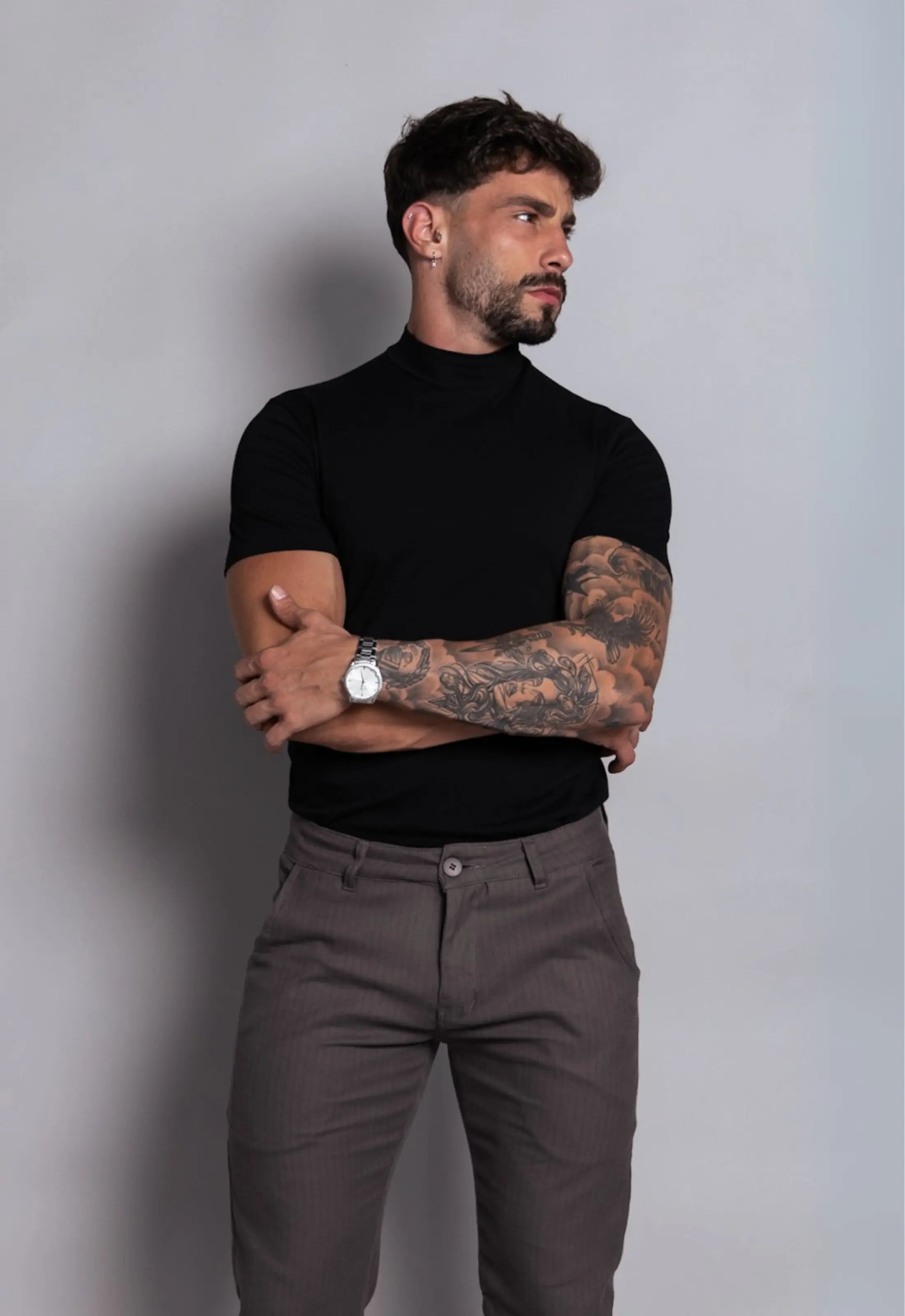 Camiseta Slim Gola Alta Preta CW STORE