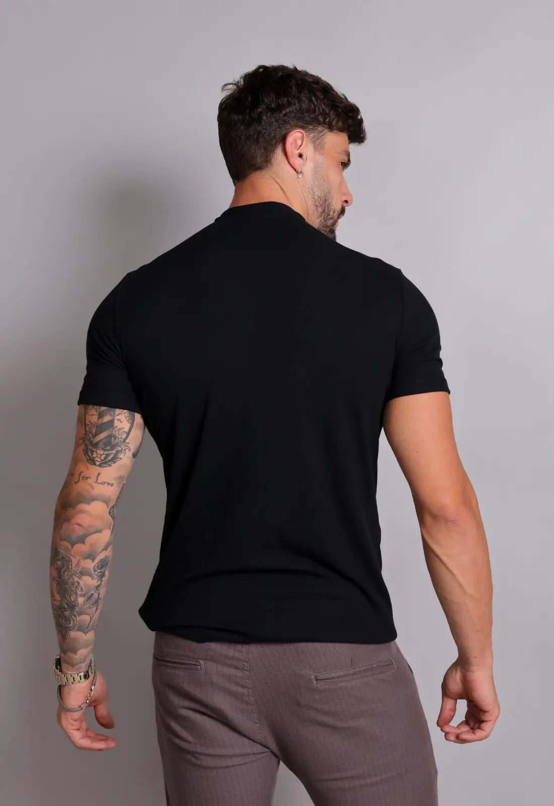 Camiseta Masculina Gola Média Preta - Estilo e Conforto – CW STORE
