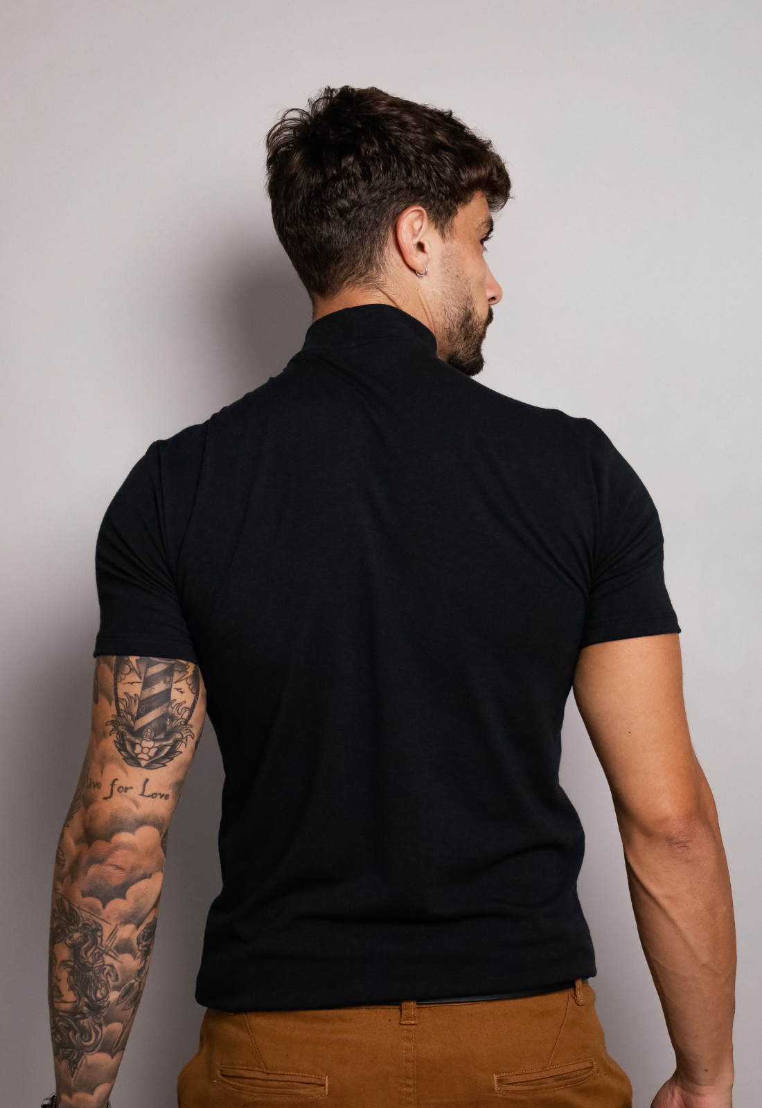 CAMISETA SLIM GOLA ALTA SUPER STRETCH PRETA