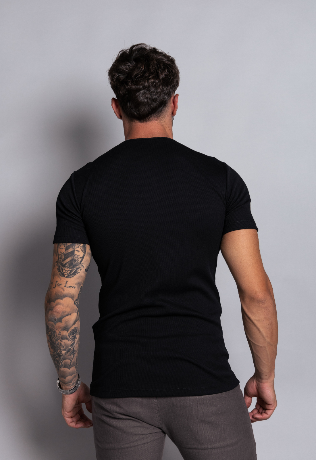 CAMISETA SLIM HENLEY CANELADA PRETA