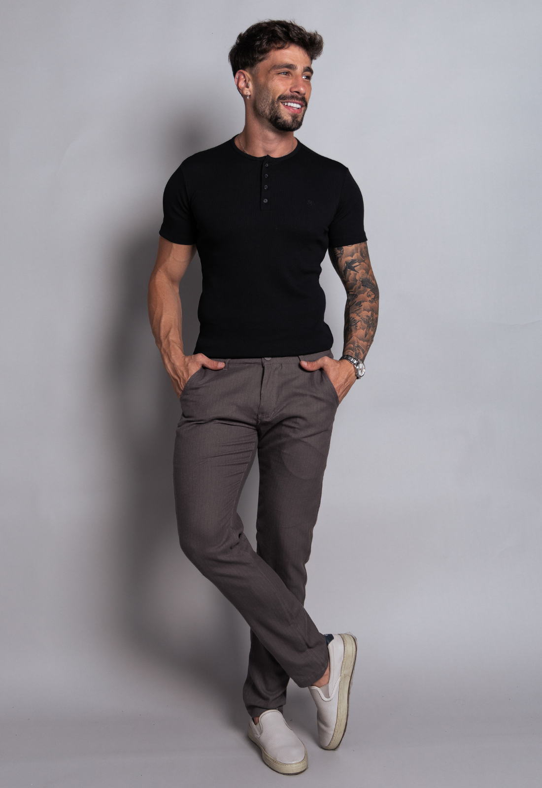 CAMISETA SLIM HENLEY CANELADA PRETA