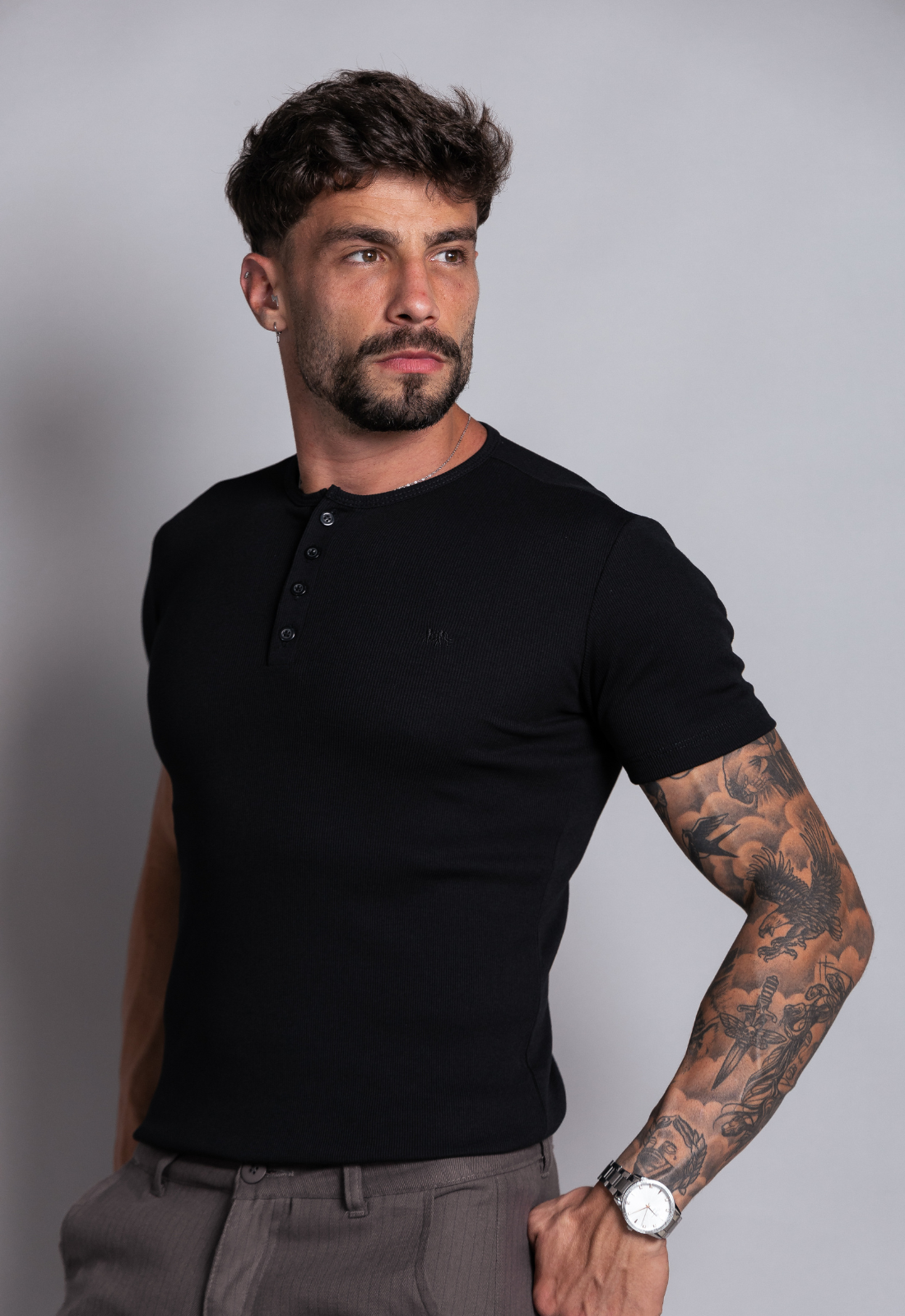 CAMISETA SLIM HENLEY CANELADA PRETA