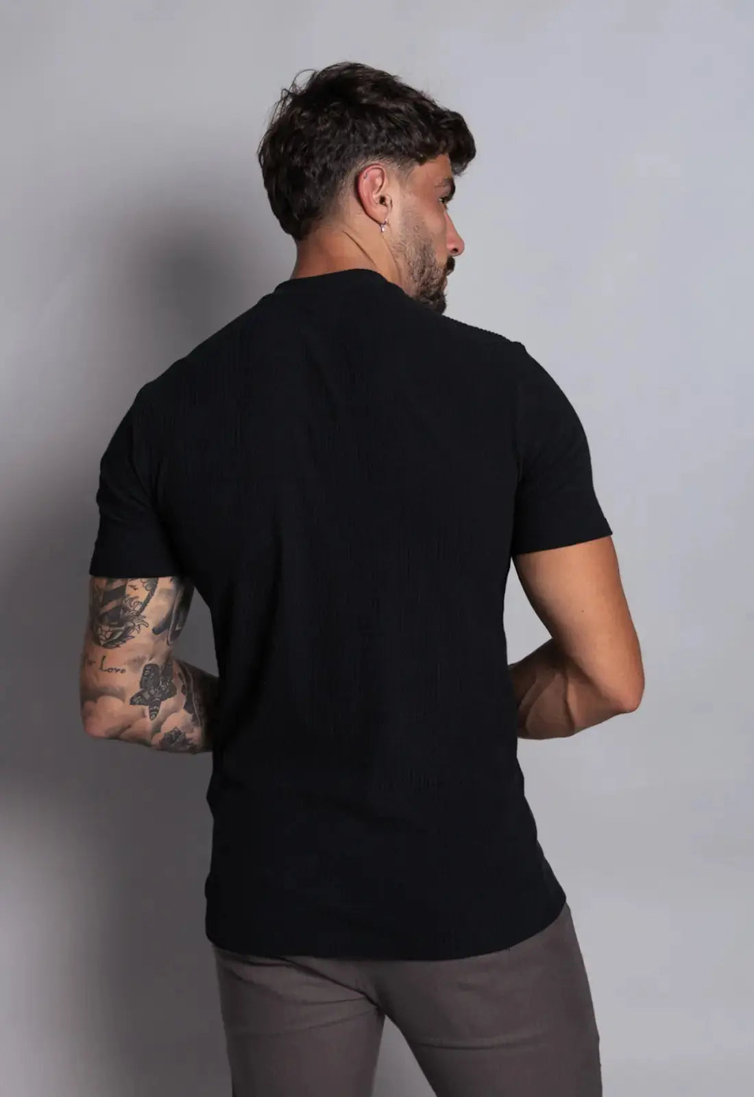 Camiseta Canelada Gola Média Masculina Preta – versátil para diversos looks | CW Store