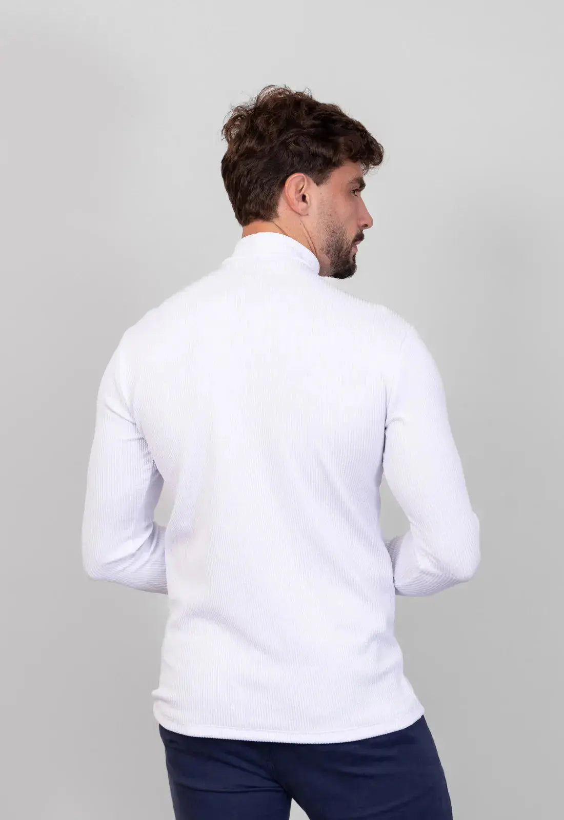 Vista das costas da camiseta gola alta canelada branca masculina CW Store, mostrando o caimento slim e o comprimento na parte traseira