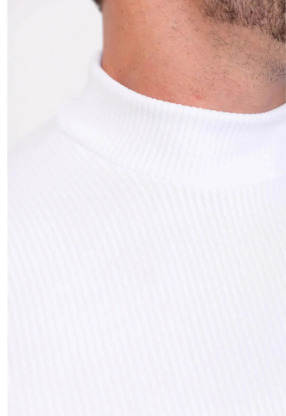 Close-up da gola alta canelada branca da camiseta masculina CW Store, mostrando textura da malha com elastano e acabamento da gola