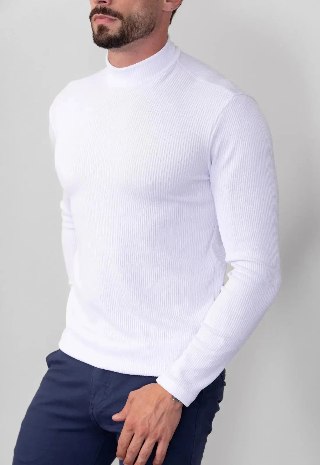 Camiseta gola alta canelada branca masculina CW Store em destaque, vista de três quartos com calça azul marinho, ideal para looks de inverno