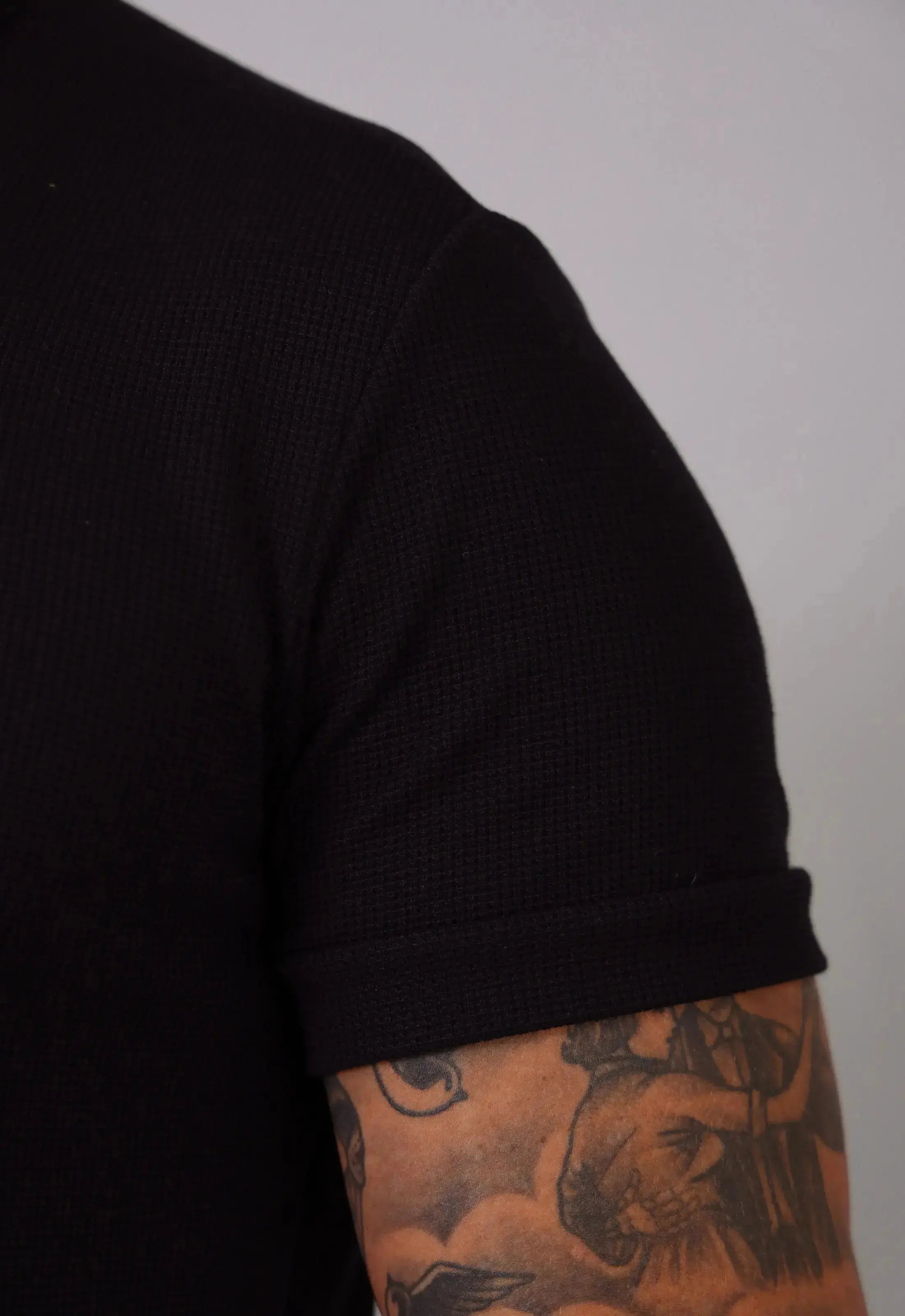 Camiseta Henley Slim Tricot com Elastano Masculina Preta – casual e sofisticado ao mesmo tempo | CW Store