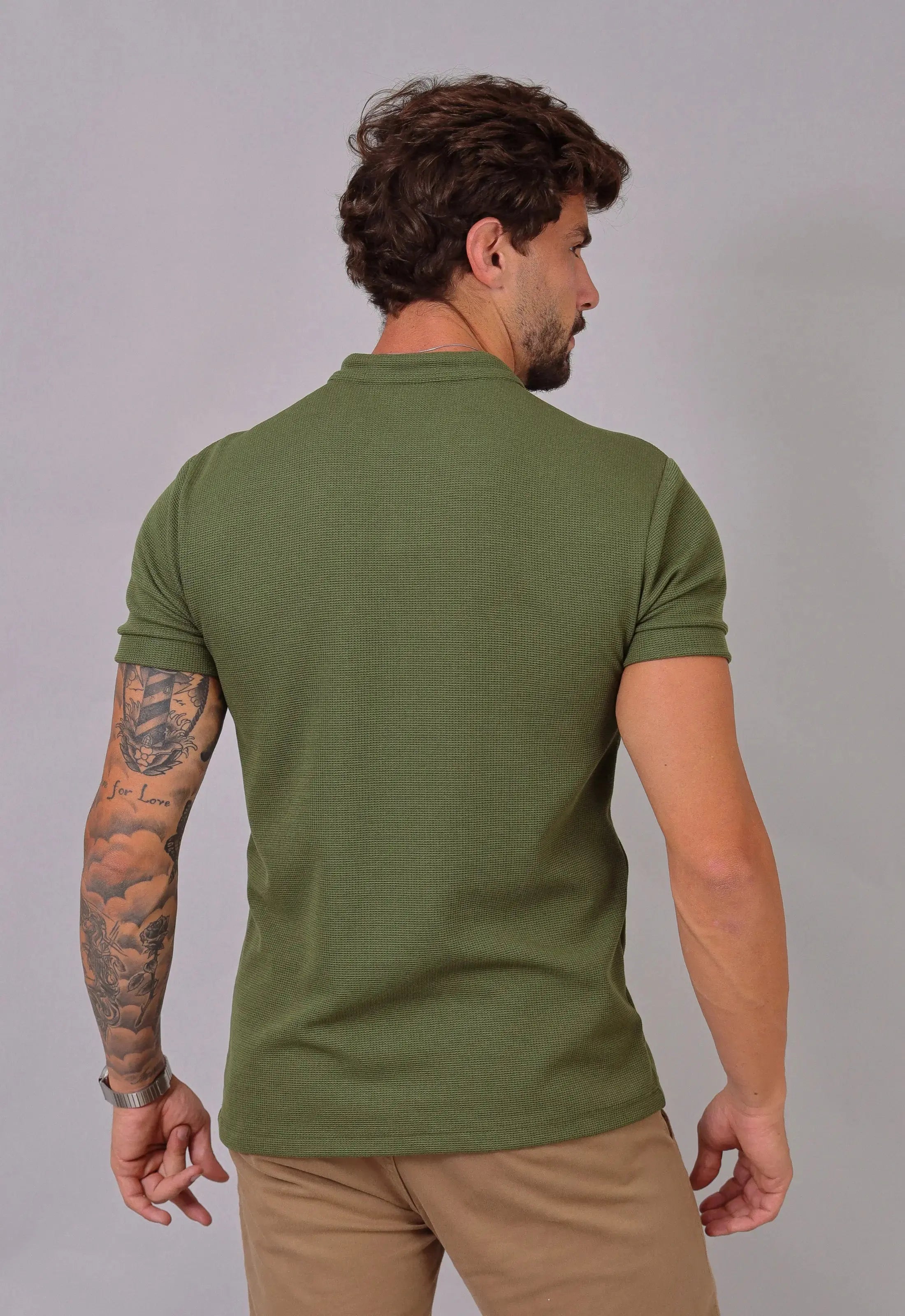 Camiseta Henley Slim Tricot com Elastano Masculina Verde – toque macio e textura diferenciada | CW Store