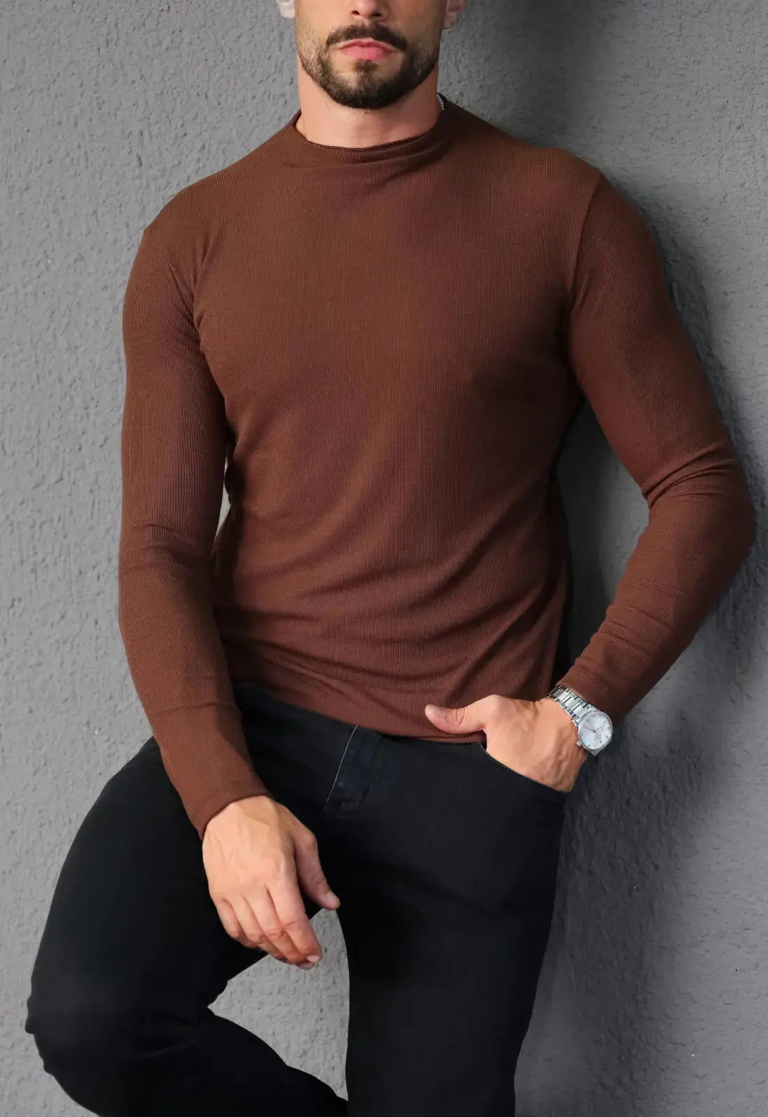 Camiseta Slim Manga Longa Gola Média Masculina Marrom – versátil para diversos looks | CW Store
