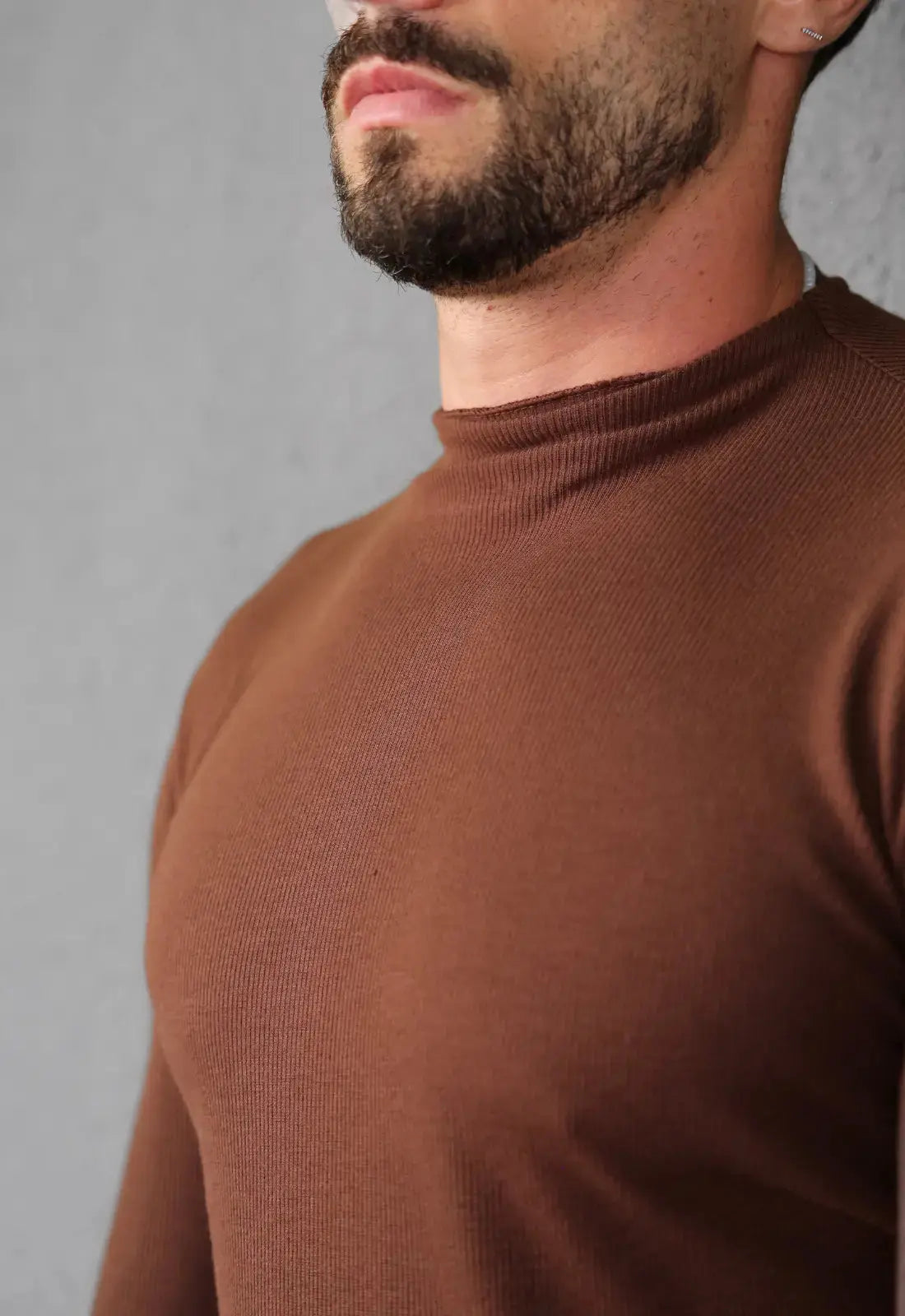 Camiseta Slim Manga Longa Gola Média Masculina Marrom – modelagem moderna masculina | CW Store