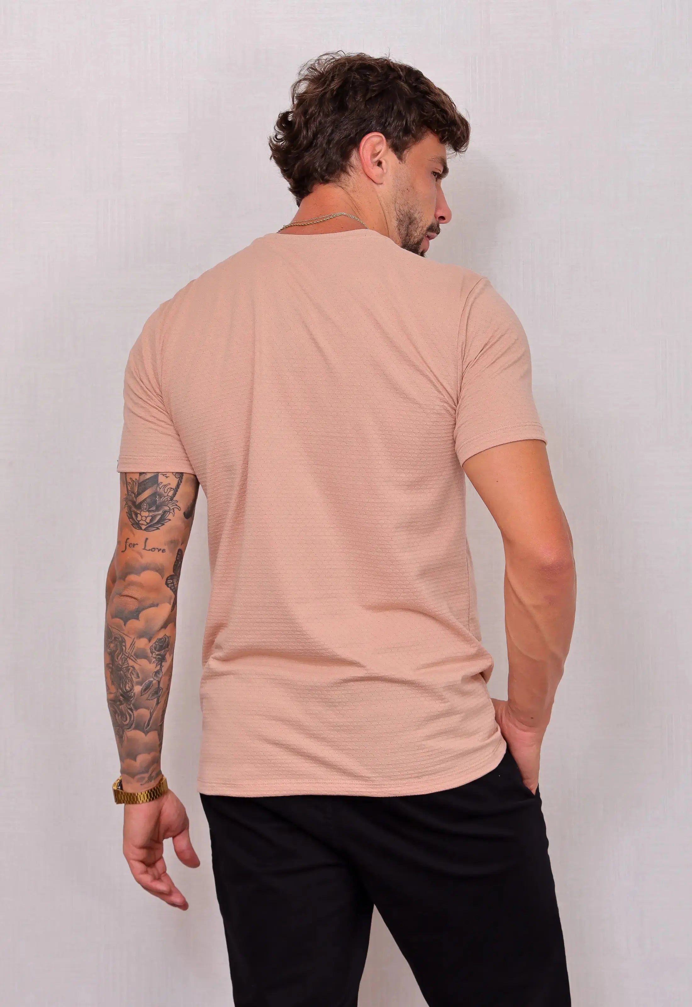 Camiseta Masculina Tricot Ponto Fino Bege – modelagem que valoriza o corpo | CW Store