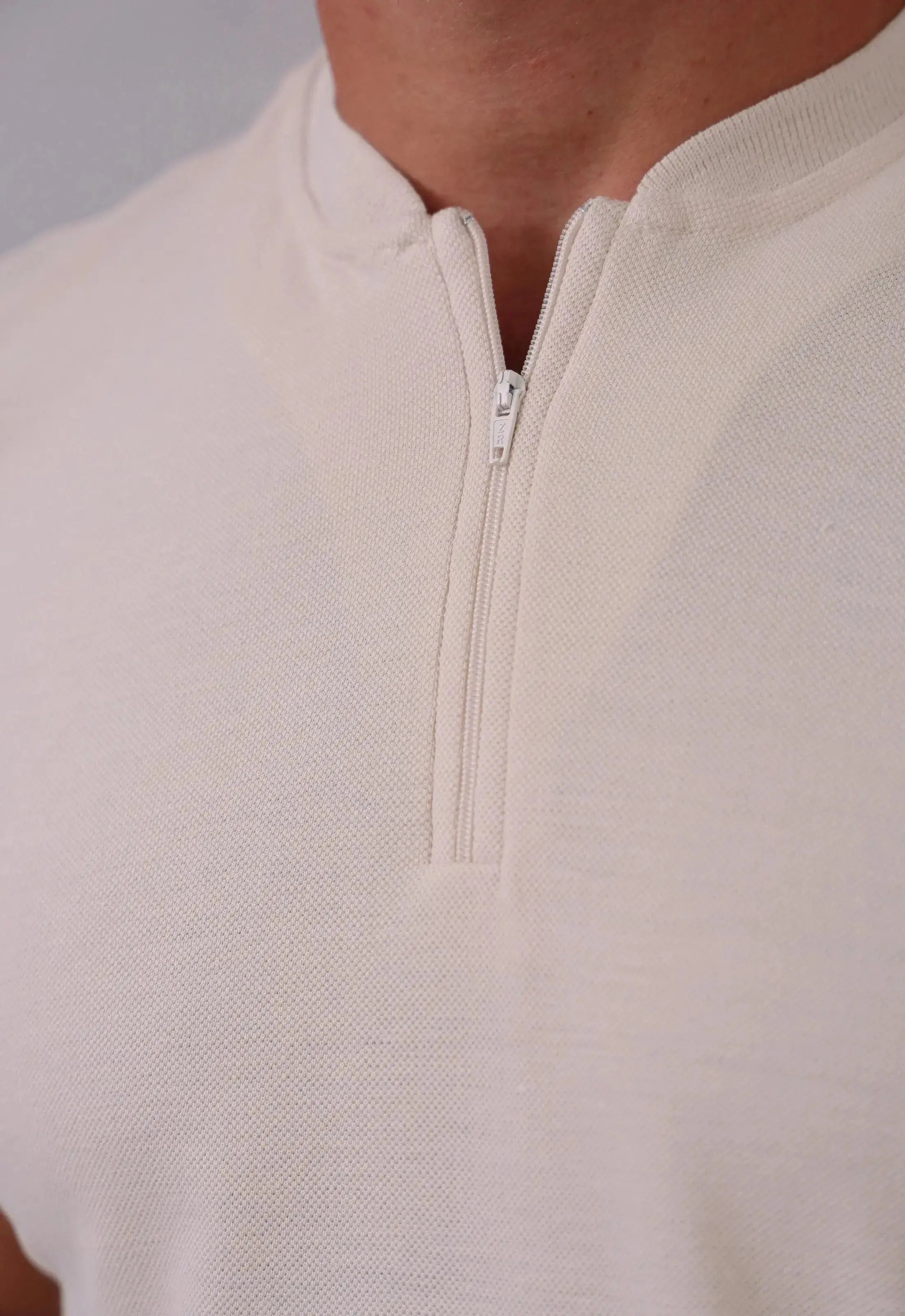 Camiseta com Zíper Masculina Bege – acabamento refinado | CW Store