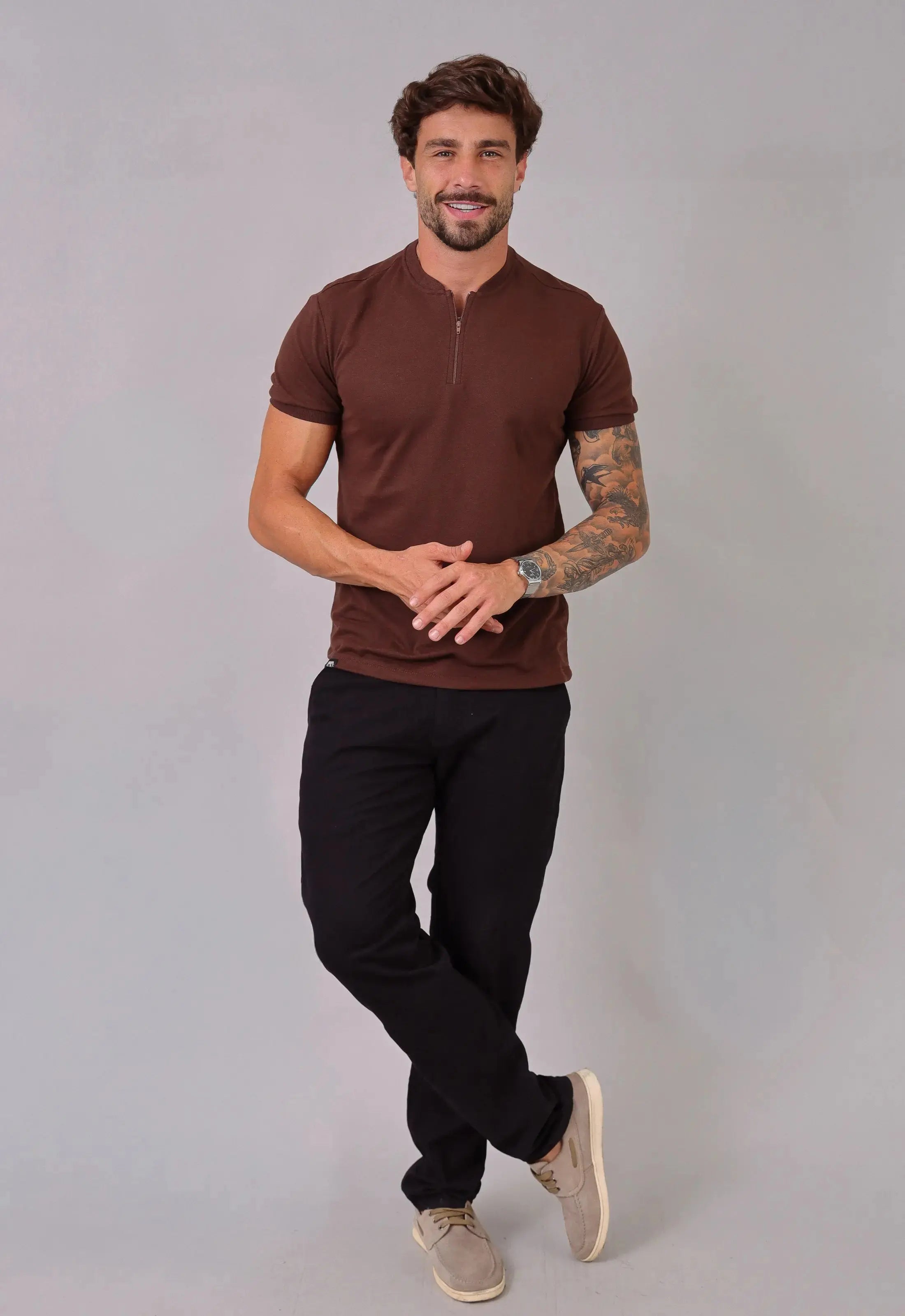 Camiseta com Zíper Masculina Marrom – estética moderna e minimalista | CW Store