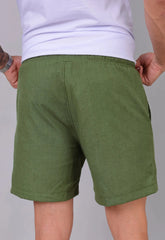 Vista de costas do shorts masculino de linho verde, mostrando os bolsos traseiros e o caimento — moda masculina CW Store