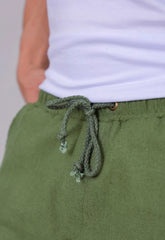 Detalhe do cordão de ajuste e da textura natural do linho do shorts masculino verde — moda masculina CW Store